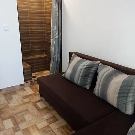 Apartment Koezponti 2 *